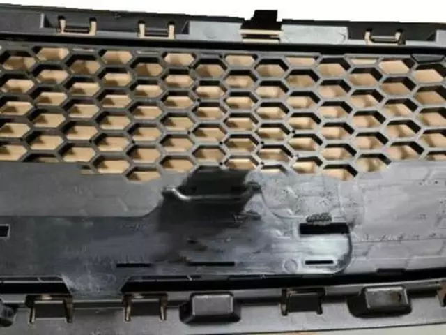 Upper Grille - Ford (D2BZ-17E810-CA) - view 17